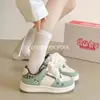 Zapatillas de Mujer con Forro de Polar para Invierno 2025 Nuevos Zapatos de Algodón Cálidos de Suela Gruesa Versátiles de Nicho Estudiante Zapatos Blancos