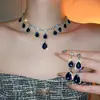 Conjunto de Brincos Quadrados Cravejados de Diamante e Colar de Duas Peças, Fashion, Leve, Colar Luxuoso e de Alta Qualidade, Conjunto de Joias Elegante e Versátil