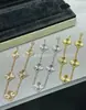 Artículo popular para transmisiones en vivo: Pulsera de trébol de cuatro hojas de alta gama V-gold para mujer, lujo ligero, moderna y versátil, pulsera de cinco flores de ágata y nácar chapada en 18k