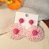 Brincos de grama de ráfia tecidos à mão estilo boêmio de férias transfronteiriços europeus e americanos, brincos de flor vazada com contraste de cores