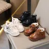 Novos sapatos de inverno para crianças 2026, forrados com fleece e espessados, botas Martin impermeáveis, botas curtas, sapatos para bebês, sapatos de algodão