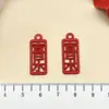 Liga de Zinco Pintada Festiva Oca Texto Vermelho Parabéns por Ficar Rico Caractere Fu Pingente Brinco Chaveiro Ornamento Acessórios DIY