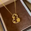 Colar Retro Novo Estilo Chinês Dourado Brilhante Flor Oca Cabacinha, Design de Nicho, Temperamento de Luxo Leve, Corrente para Clavícula Feminina