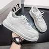 Nueva colección de verano y otoño 2026 para hombre: zapatillas blancas, zapatos atléticos casuales para hombre con parte superior de cuero, suela gruesa, diseño que aumenta la altura, transpirables y de caña baja