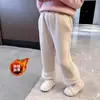 Pantalones forrados de polar para niñas, todo en uno de terciopelo, nuevos pantalones rectos gruesos elegantes y a la moda para niños Otoño/Invierno 2026, ropa de invierno para bebé