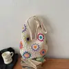 Llegada de verano de moda: un bolso tejido floral colorido, perfecto para vacaciones y la playa, un bolso de hombro casual