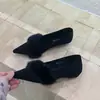 Sapatos Femininos Pretos Bico Fino Salto Bloco 2026 Novo Outono e Inverno Versáteis Delicados Sapatos de Festa para Combinar com Saias Sapatos Peludos