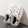 2025 Zapatos con Agujeros para Hombre Verano Nuevo Atuendo Antideslizantes Suela Suave Zapatos para Hombre Zapatos para Pisar Fuerte Zapatos Deportivos Sandalias de Coco