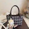 Elegante y espaciosa bolsa de mano para mujer, nueva colección 2026, diseño casual y retro, adecuada para estudiantes universitarios, ir al trabajo y uso diario