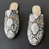 Otoño 2026 Estilo Caliente Moda Versátil Sin Cordones Estampado de Serpiente Pañuelo para la Cabeza Sandalias Planas Talla Grande Zapatos para Mujer Comercio Exterior Venta al por Mayor