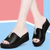 Sandalias de cuña de suela gruesa de comercio exterior transfronterizas para mujer, disponibles en stock, nuevo modelo de verano, modernas y a la moda, sandalias que aumentan la altura y transpirables