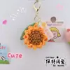 Llavero Colgante de Lana Tejida Cosas Buenas Suceden Colgante de Girasol Tejido a Mano Colgante para Mochila Escolar