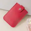 Portatarjetas retráctil con múltiples ranuras, que ofrece un almacenamiento conveniente para una gran cantidad de tarjetas, incluidas tarjetas de identificación y tarjetas bancarias. También cuenta con una funda protectora para evitar la desmagnetización de documentos y tarjetas