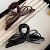 Grampo de Cabelo Grande de Couro Versátil Vintage Presilha para Cabelo de Disco na Parte de Trás Elegante para Mulheres Design de Nicho Clipe de Tubarão
