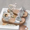 Sandálias Abertas com Pérolas Estilo Chic Francês para Crianças 2026 Verão Novo Estilo Coreano Borboleta Pequena Moda para Meninas Sapatos de Princesa