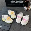 Sapatos Infantis Meninas Verão 2026 Novo Estilo Crianças Antiderrapante Superfície de Couro Tênis Esportivo Meninas Versátil Laço Crianças Maiores Patins
