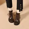 Botines Británicos Brillantes con Relieve de Encaje para Mujer Otoño 2026 Punta Redonda Tacón Grueso Cremallera Lateral Forro de Felpa Calientes Botas de Piel