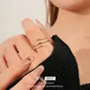 Pulsera de Anillo Abierto con Línea Geométrica Ancha, Estilo Minimalista Único y Audaz, Joyería Versátil de Nicho Inspirada en Diseñadores