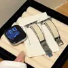 Pulseira de Metal Curva com Padrão Lichia e Couro Oleado Adequada para Apple Watch