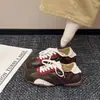 Zapatos deportivos casuales de diseño transpirable, ligeros, adecuados para primavera y otoño, zapatillas 2026, zapatillas de entrenamiento alemanas versátiles de punta cuadrada clásica, nuevo estilo retro