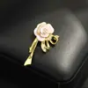 Elegante broche de rosa con lazo tachonado de esmalte rosa, pin floral dulce y elegante para mujer