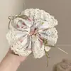 Diadema de lazo de encaje de moda, banda para el cabello extragrande estilo coreano, delicado patrón floral, perfecta para crear un peinado de moño