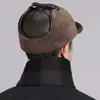 Nuevos estilos de invierno para hombres de mediana edad y mayores: Sombreros de cuero cálidos, forrados de polar y engrosados, con protección para los oídos y una visera tipo pico de pato, diseñados para mantener abrigados a los ancianos y abuelos en climas fríos.