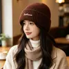 Gorros cálidos de lana para otoño e invierno para hombres y mujeres, gorros de punto bordados con letras estilo coreano, gorros fríos tipo pullover que protegen del frío y las orejas, modernos