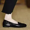 Sapatos Femininos Planos de Couro Macio Francês com Abertura Média 2026 Outono Novo Estilo Solado Macio Slip-on Bico Quadrado Solado Macio Salto Baixo Mocassins