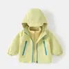 Conjunto de dos piezas cortavientos para bebé niño primavera y otoño Chaqueta con capucha para lactante Ropa para niños pequeños Venta al por mayor