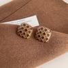 Pendientes retro artísticos de Maillard Brown con diseño de pendientes de color ámbar florecientes, elegantes pendientes blancos de alta gama.