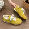 Tênis femininos estilo retrô alemão 2026 verão-outono novos sapatos casuais de sola grossa tênis esportivos bege com cadarço tênis versáteis da moda