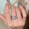Anel Aberto Liso Largo Estilo Francês de Luxo com Cruz Incrustada de Diamantes Brilhantes para Mulheres, Novo Atacado
