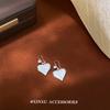 Nuevos aretes de amor azul claro para mujer, aretes sencillos de alto sentido con forma de corazón, aretes de moda comodín al por mayor