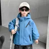 Chaqueta de Esquí a Prueba de Viento e Impermeable Tres en Uno para Niños Ropa Exterior Infantil Otoño 2026 Nuevo Estilo Ropa de Otoño para Bebé Niño con Capucha