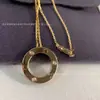 Colar Seiko V Ouro High-End Totalmente Diamantado Série Amor Pingente Redondo Grande Céu Estrelado Luz de Luxo Nicho Corrente Clavicular