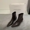 Botas femininas de couro macio estilo francês, salto médio/grosso, elásticas, ajuste justo, nova coleção outono/inverno 2026, botinhas de tornozelo retrô com bico quadrado pequeno e zíper traseiro