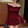 Vestido Popular 2025 de Un Hombro y Manga Larga Hombros Descubiertos Adelgazante Encaje Súper Hada Mangas de Trompeta Ajustado Ceñido a la Cadera Falda Corta Algodón
