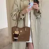 Nova Bolsa Feminina Versátil e Única Outono/Inverno 2026, Bolsa de Ombro Estilosa, Bolsa Saco Cor Sólida Casual com Padrão Trançado