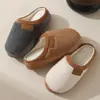 Nuevas pantuflas de algodón forradas de piel de oveja para mujer, perfectas para otoño e invierno, con suela gruesa, forro polar adicional para mayor calidez y diseño antideslizante y resistente al desgaste para uso en interiores.