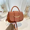 Bolsa feminina de design nicho de alta qualidade, nova bolsa de mão de verão 2026, bolsa de ombro único crossbody estilo sela vintage da moda