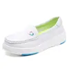 Zapatos ligeros transpirables para enfermeras de suela blanda, cómodos para los pies, zapatos de trabajo blancos de suela plana antideslizantes para hospital, venta al por mayor, zapatos para mujer para todas las estaciones