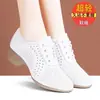 Estilo Novo Primavera/Verão 2026 Sapatos Brancos de Couro Macio para Mãe Confortáveis com Salto Baixo Cadarço Sapatos Femininos para Comércio Exterior