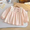 Camisa de cuello redondo para niña, nuevo estilo primavera/otoño, ribete de encaje estilo coreano, top estilo muñeca con adornos florales 3D, top holgado de manga larga, moderno