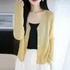 Exquisito diseño de cárdigan de punto calado con patrón floral, transpirable, ligero, cuello en V, manga larga, estilo versátil para primavera y verano, prenda exterior pequeña para mujer