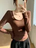 Camiseta base escovada com gola U para outono para mulheres, nova cor café 2026, acinturada, decote baixo, modelagem justa e pode ser usada como camada interna com um top de manga longa