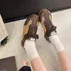 Zapatillas de entrenamiento versátiles de suela plana antideslizante en bloques de color retro, modelo popular nuevo de otoño 2026, zapatos casuales ligeros de suela blanda que no cansan los pies
