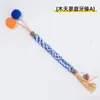 Juguete dispensador natural de hierba gatera con hierba gatera, plumas y cascabeles, palo teaser para gatos para autoentretenimiento y molienda de dientes