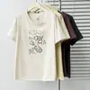 2026 Verano Nuevo Diseño Tallas Grandes Versátil Cuello Asimétrico Estampado de Letras Manga Corta Elegante Camiseta para Mujeres Tallas Grandes 0539
