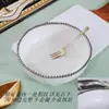 Plato de Cerámica Estilo Europeo con Perlas y Artesanía, Adecuado para Hoteles, Clubes y Uso Doméstico, Té de la Tarde y Platos Gourmet, con Pequeñas Imperfecciones en la Presentación
